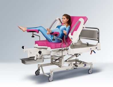 Кресло-кровать для родовспоможения LM-01.5 FAMED в положении "кресло" с упорами для рук и опорами для колен по Геппелю.jpg