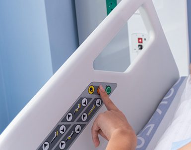 двухсторонние панели управления для пациента внутри боковых ограждений функциональной кровати LE-12 FAMED