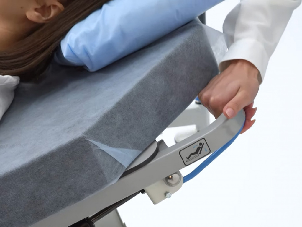 Регулировка наклона секции спины в каталке WP-09 FAMED для транспортировки пациентов