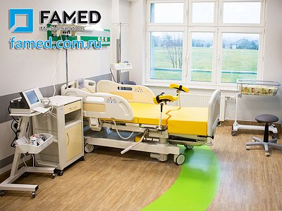 акушерское кресло-кровать для родовспоможения LM-02 FAMED в интерьере